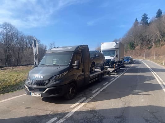 Евакуатор АвтоФорвард транспортує автомобілі з Одеси до Києва